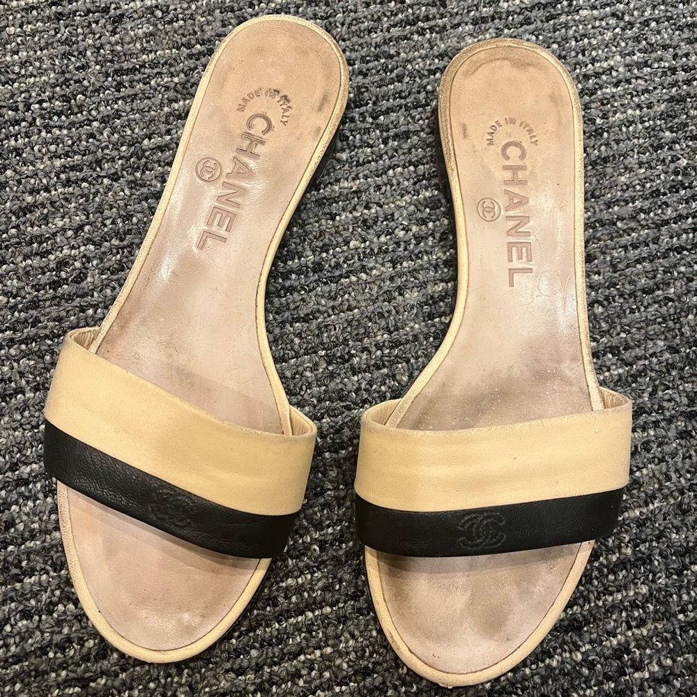 CHANEL flat sandal